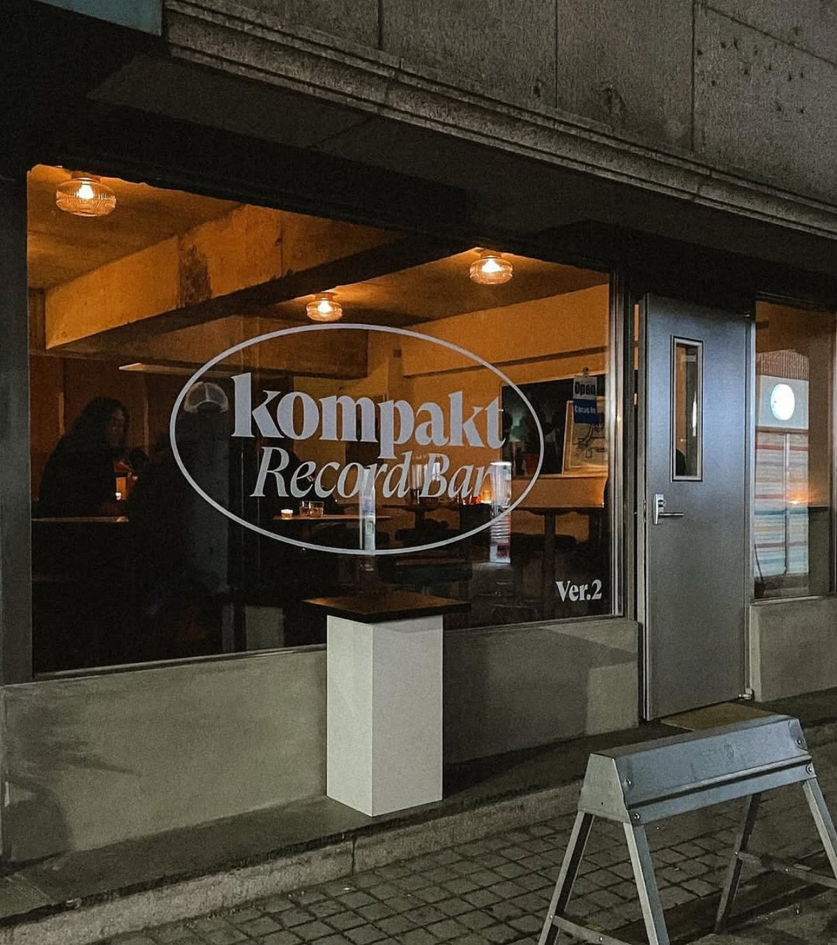 
              
                KOMPAKT RECORD BAR
              
            